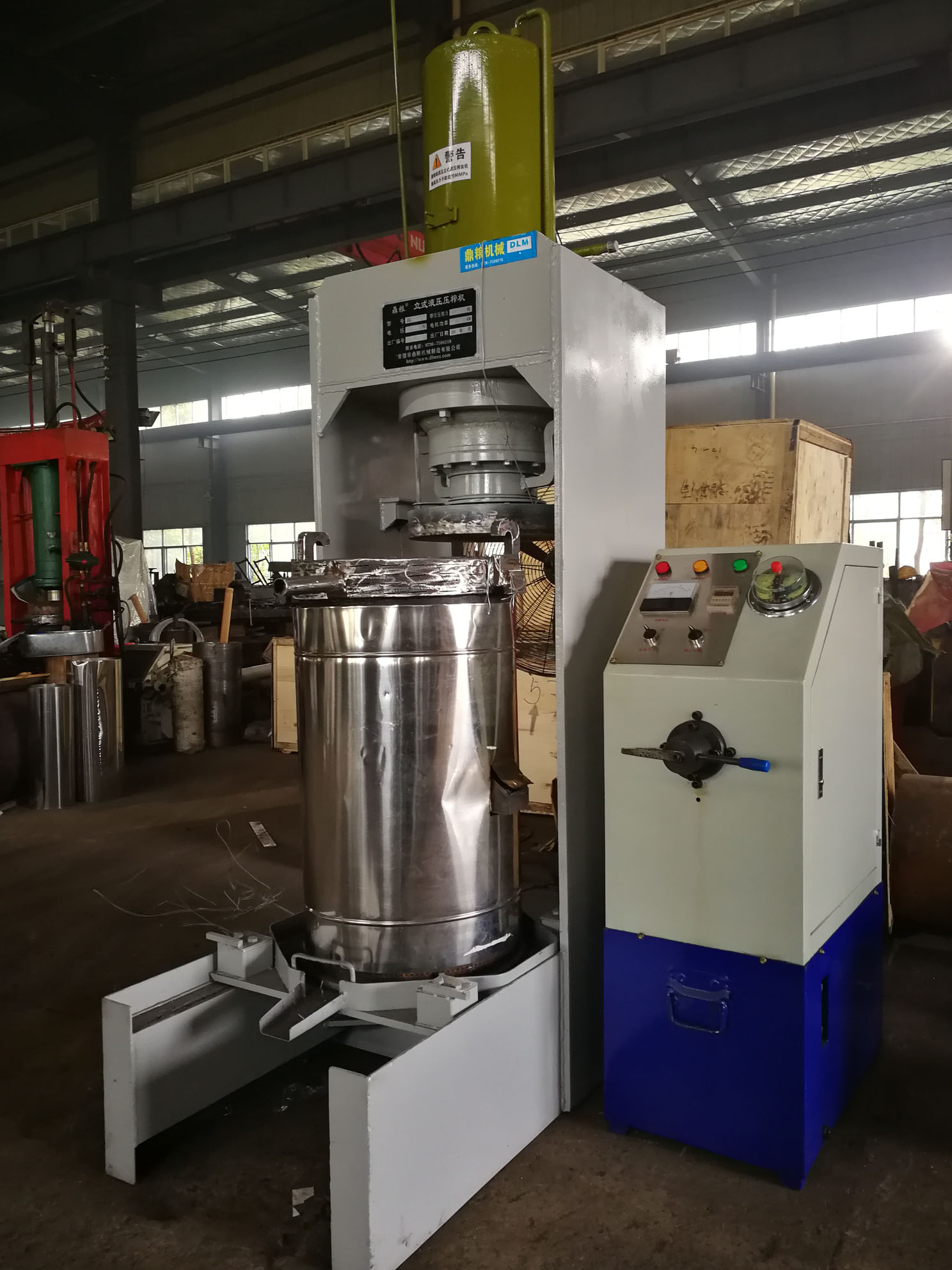 不銹鋼超高壓立式液壓壓榨機(jī)，果汁壓榨機(jī)，果渣壓榨機(jī)，藥材壓榨，油渣處理，白土壓榨